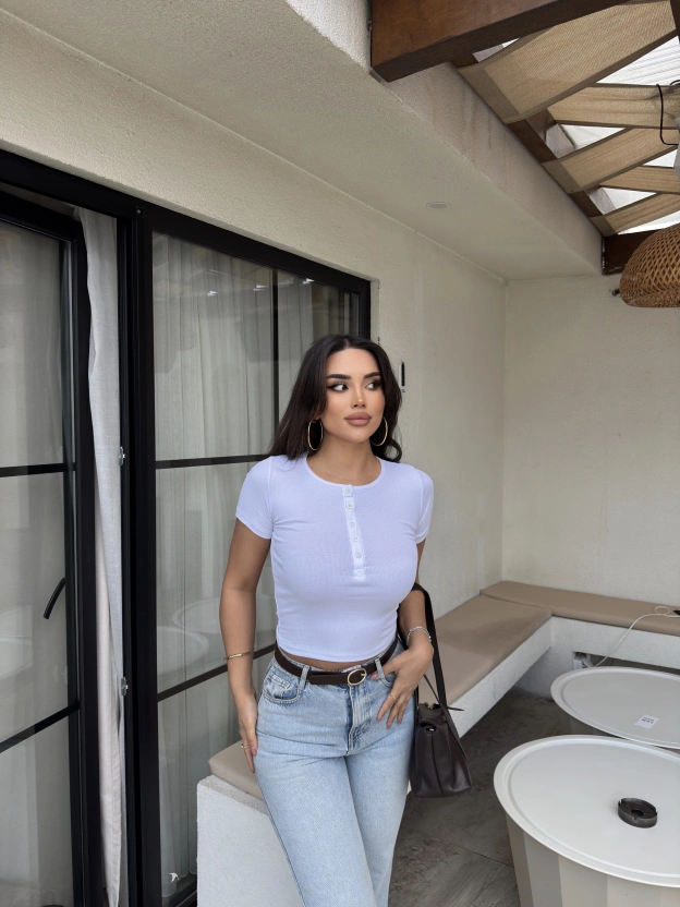 Beyaz Düğme Detay Kısa Kol Crop