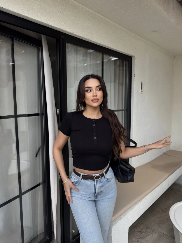 Siyah Düğme Detay Kısa Kol Crop