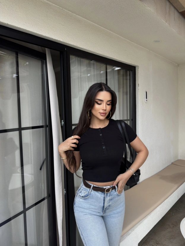 Siyah Düğme Detay Kısa Kol Crop