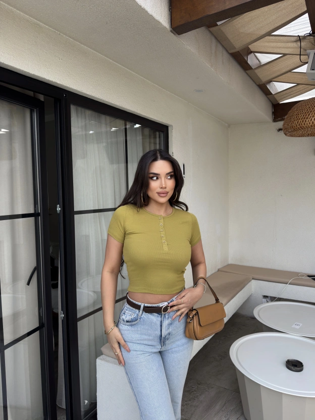 Yeşil Düğme Detay Kısa Kol Crop