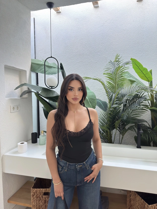 Siyah Askılı V Yaka Dantel Bluz