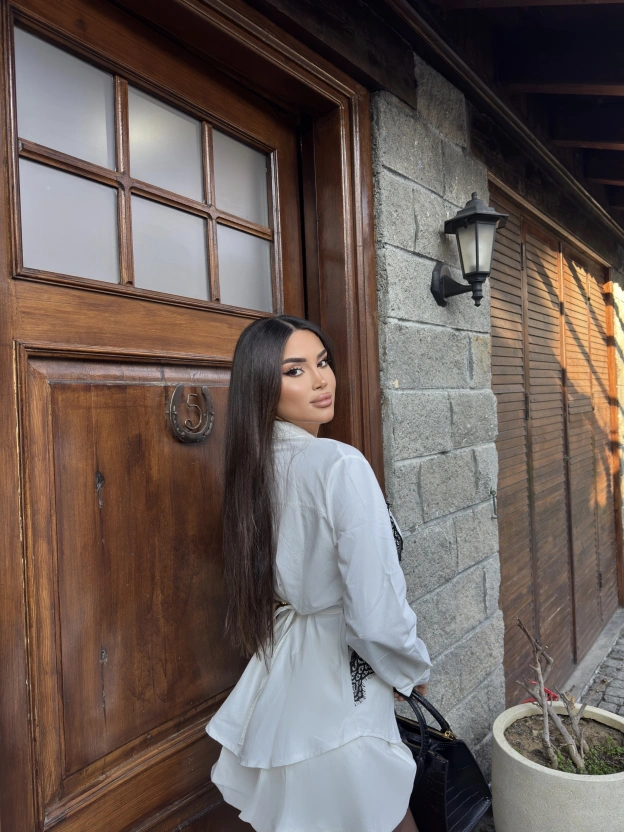 Beyaz Güpür Detay Gömlek