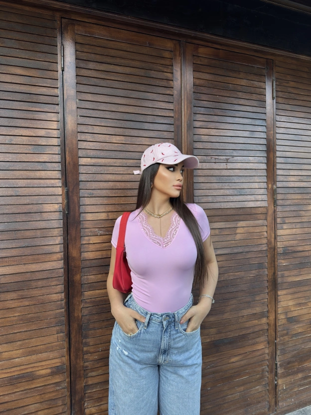 Pembe V Yaka Kısa Kol Dantel Bluz