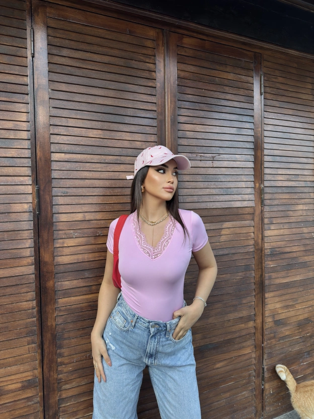Pembe V Yaka Kısa Kol Dantel Bluz