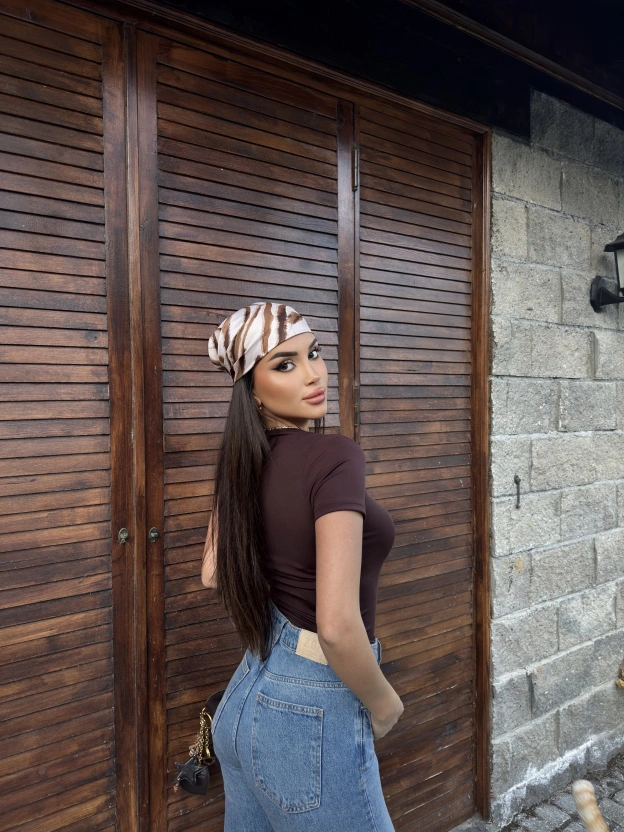 Kahverengi V Yaka Kısa Kol Dantel Bluz