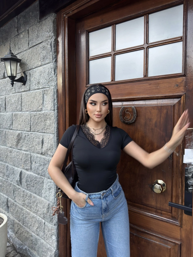 Siyah V Yaka Kısa Kol Dantel Bluz