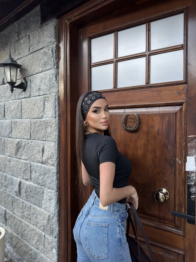 Siyah V Yaka Kısa Kol Dantel Bluz