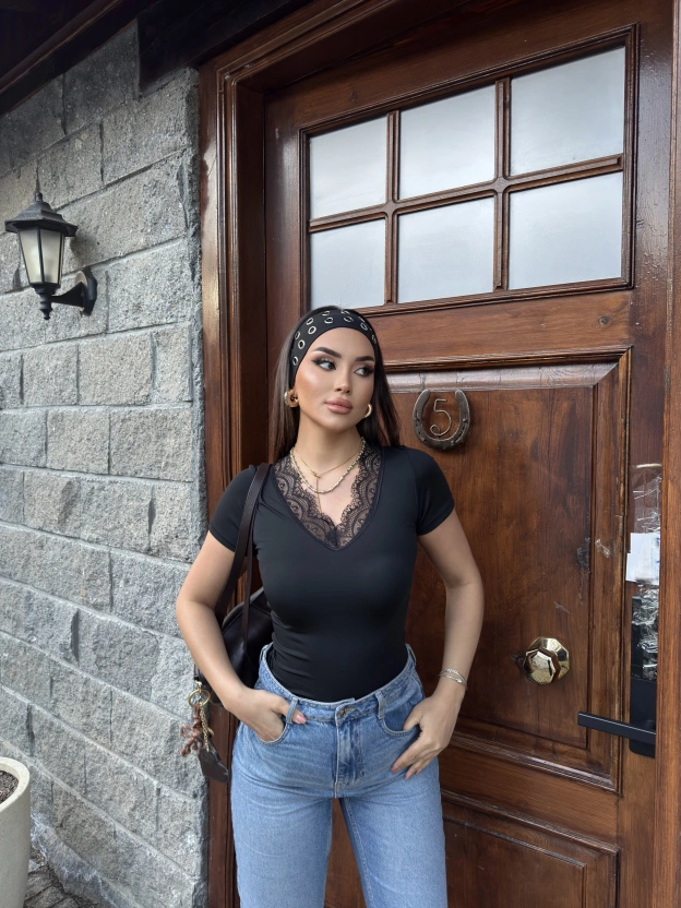 Siyah V Yaka Kısa Kol Dantel Bluz