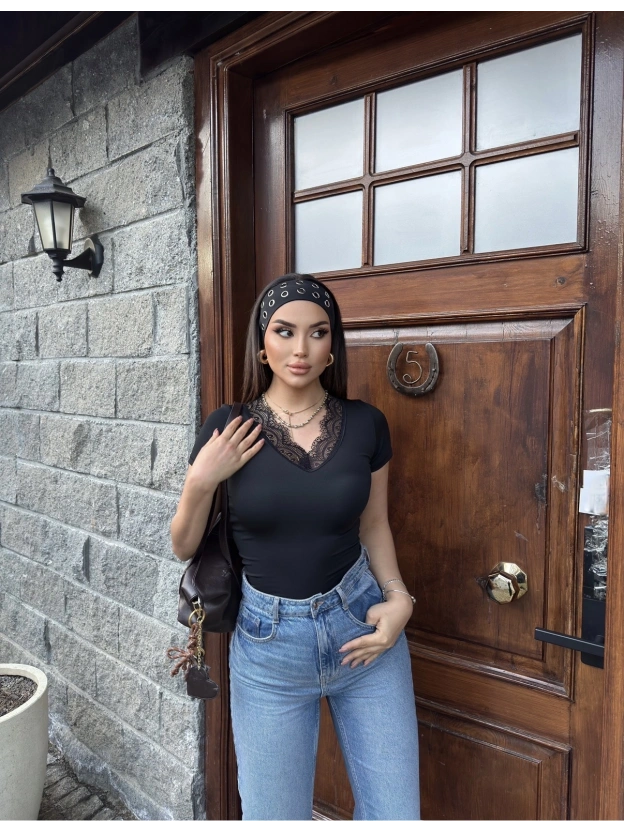 Siyah V Yaka Kısa Kol Dantel Bluz