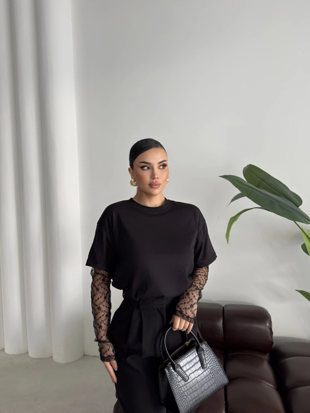 Siyah Kolları Güpürlü Tshirt