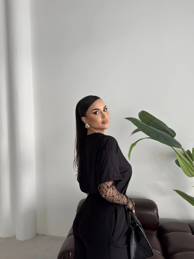 Siyah Kolları Güpürlü Tshirt