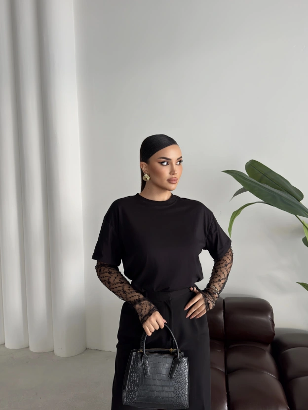 Siyah Kolları Güpürlü Tshirt