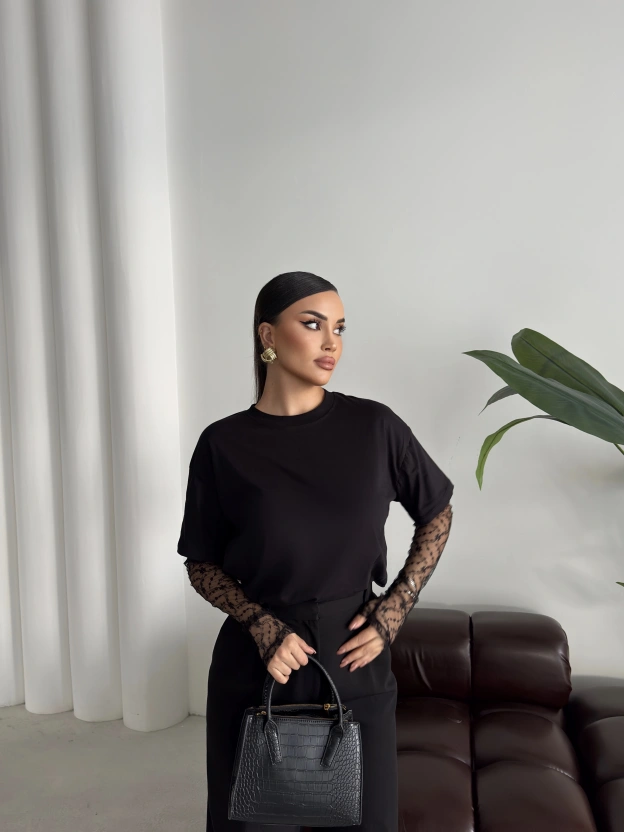 Siyah Kolları Güpürlü Tshirt