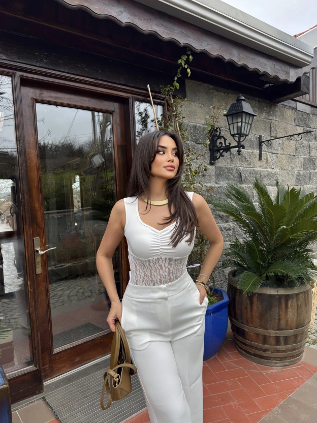 Beyaz Kalın Askılı Dantel Detay Crop