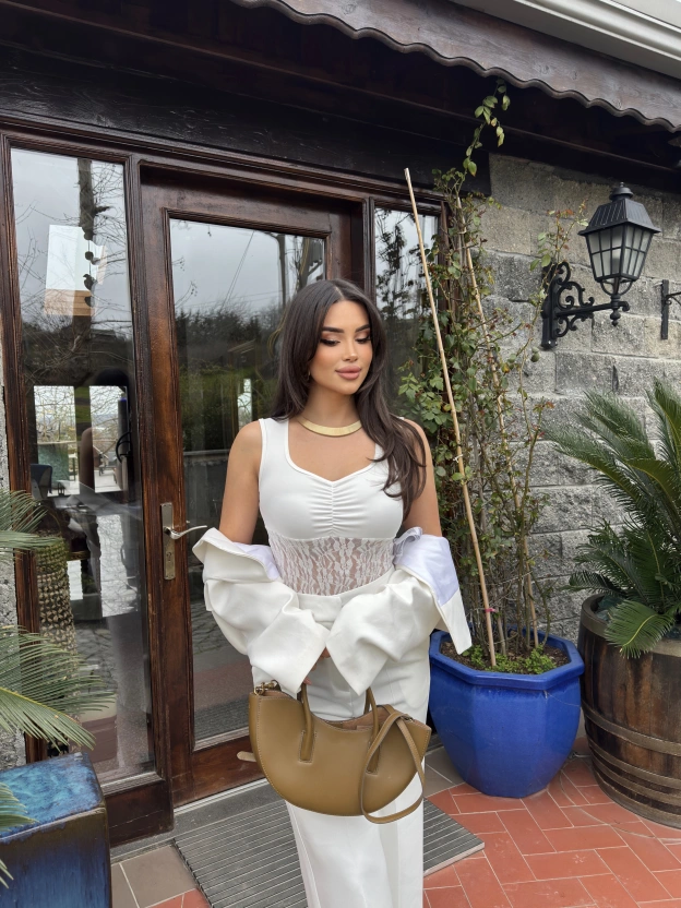 Beyaz Kalın Askılı Dantel Detay Crop