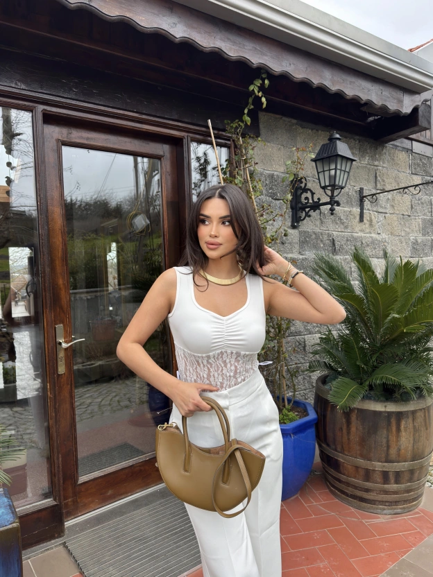 Beyaz Kalın Askılı Dantel Detay Crop