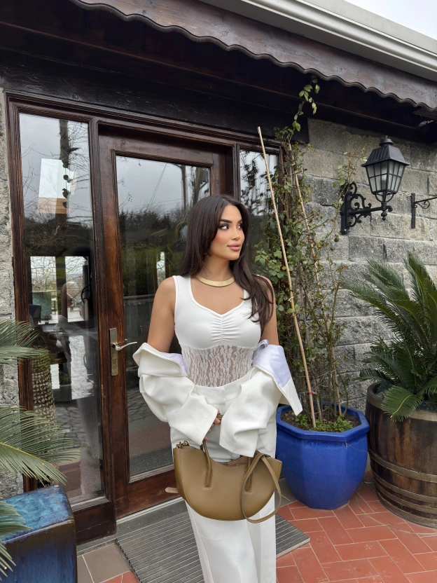 Beyaz Kalın Askılı Dantel Detay Crop