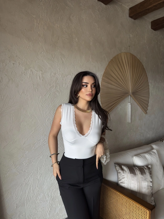 Beyaz V Yaka Brode Dalgıç Crop