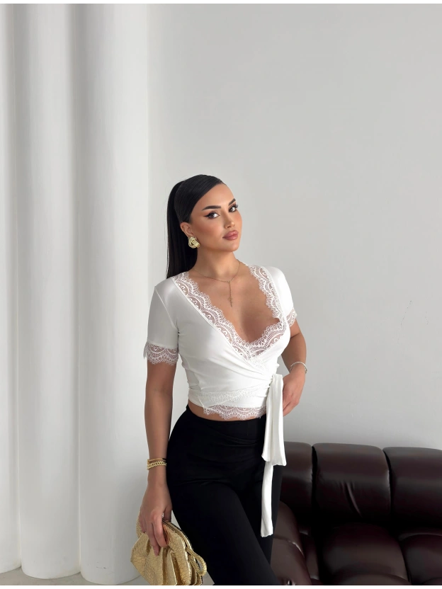 Beyaz Kruvaze Bağlama Dantelli Crop