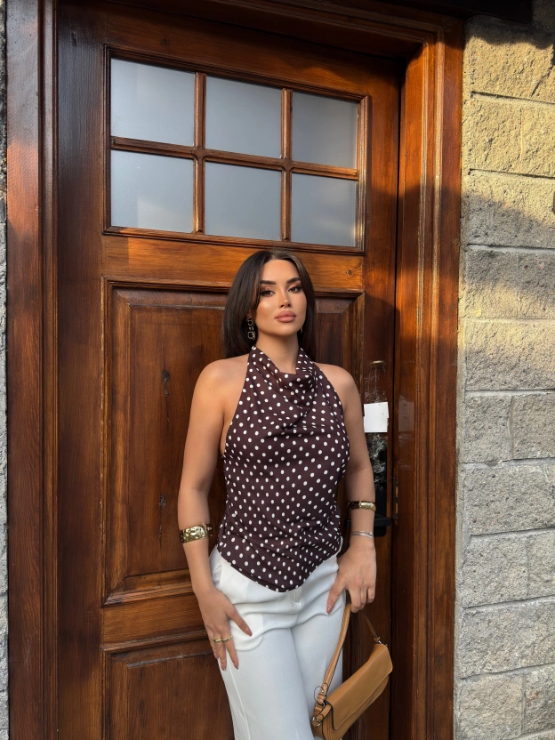 Kahverengi Puantiyeli Boyundan Geçirmeli Bluz