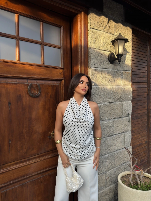 Beyaz Puantiyeli Boyundan Geçirmeli Bluz