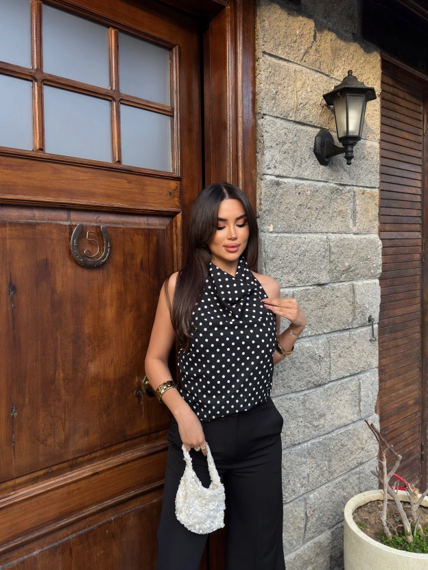 Siyah Puantiyeli Boyundan Geçirmeli Bluz