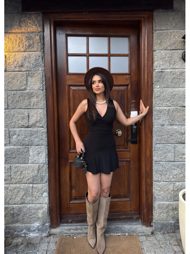 Siyah Kruvaze Yaka Şortlu Elbise