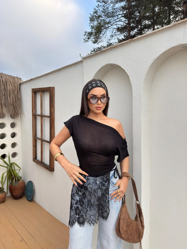 Siyah Kayık Yaka Transparan Bluz