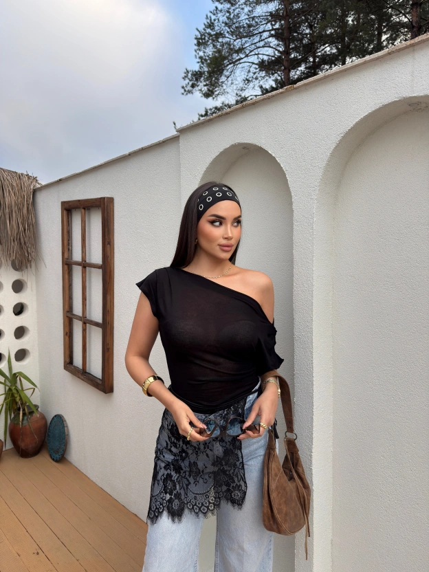 Siyah Kayık Yaka Transparan Bluz