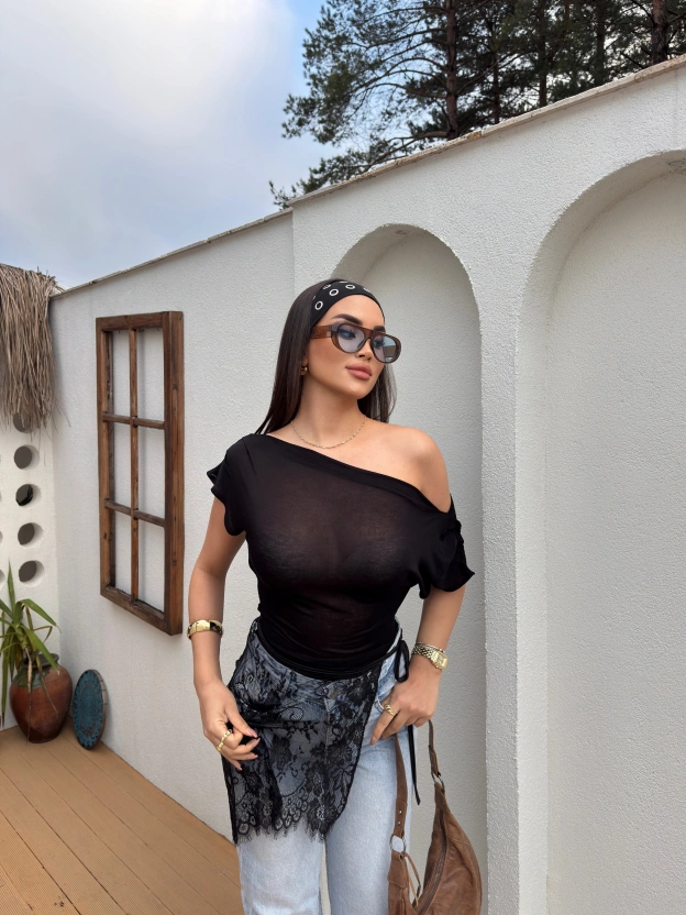 Siyah Kayık Yaka Transparan Bluz