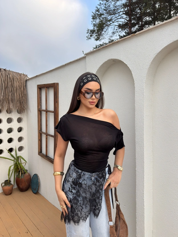 Siyah Kayık Yaka Transparan Bluz