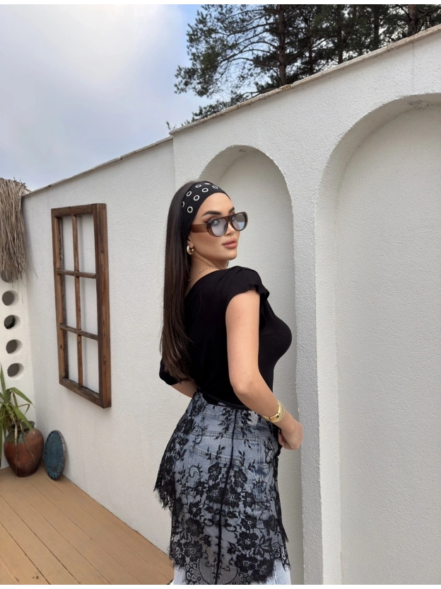 Siyah Kayık Yaka Transparan Bluz