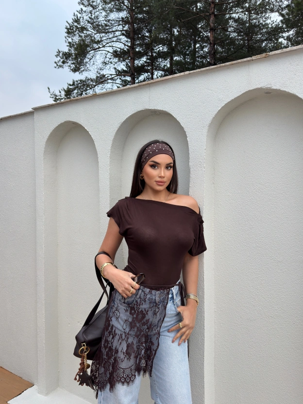 Kahverengi Kayık Yaka Transparan Bluz