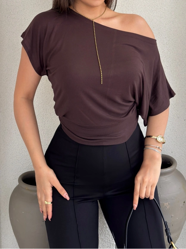 Kahverengi Kayık Yaka Modal Basic Tshırt