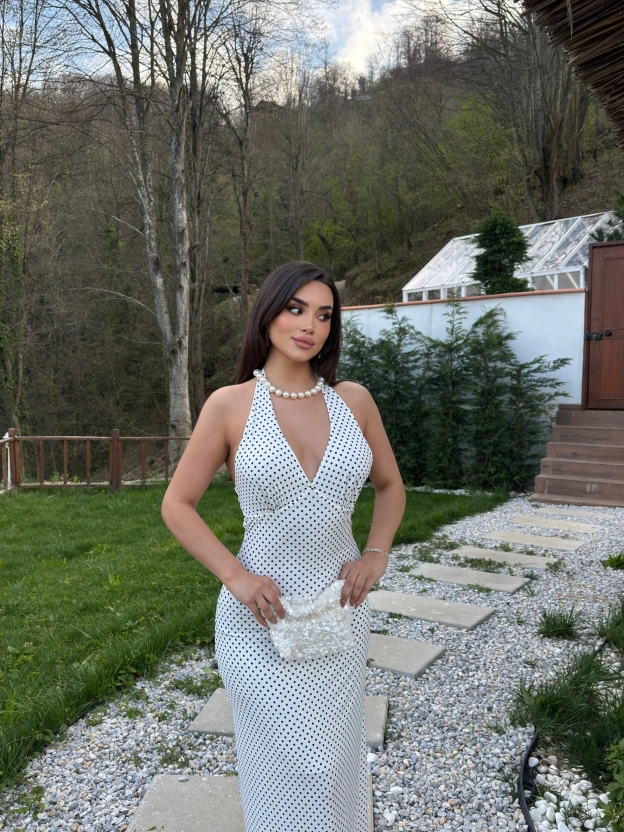 Beyaz Boyundan Bağlamalı Puantiyeli Uzun Elbise