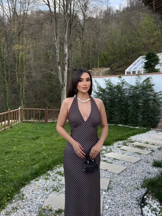 Kahverengi Boyundan Bağlamalı Puantiyeli Uzun Elbise