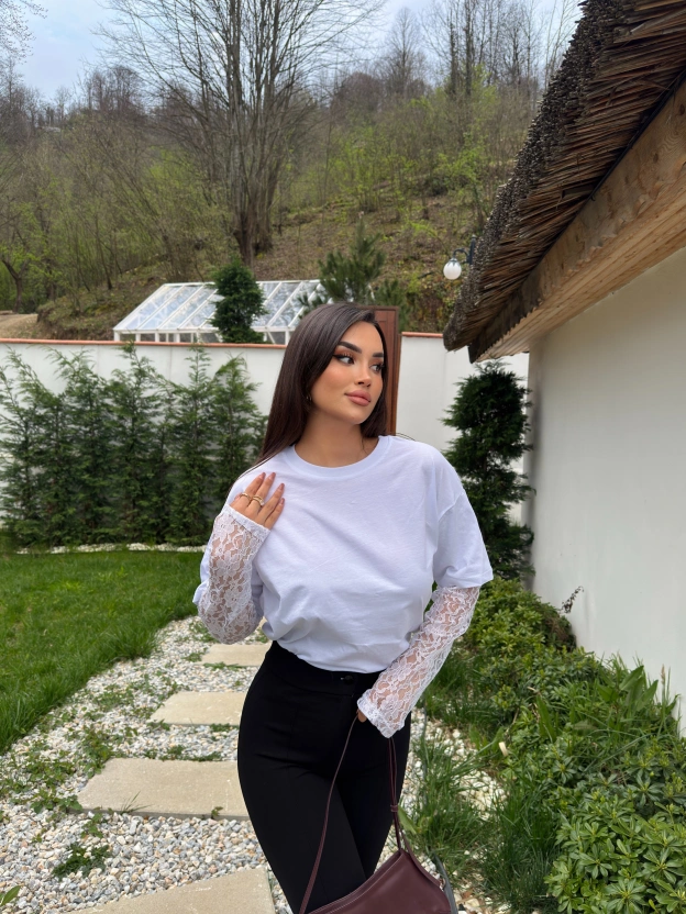 Beyaz Kolları Güpürlü Tshırt