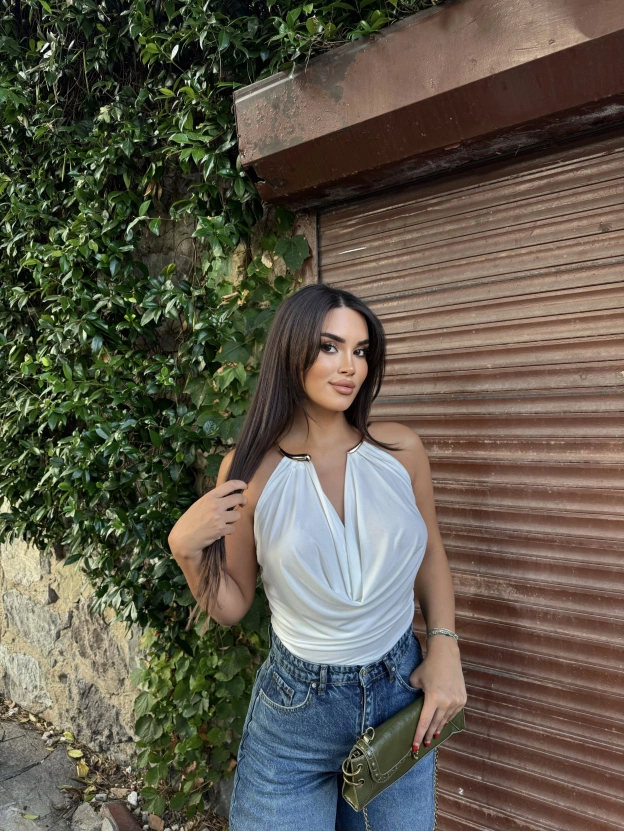 Beyaz Boyun Aksesuarlı Bodysuit