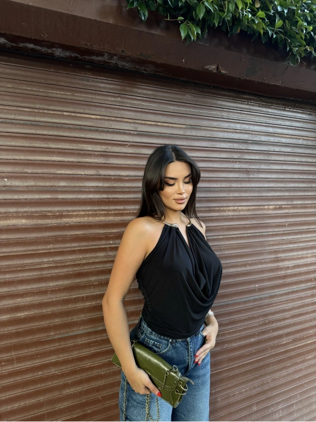 Siyah Boyun Aksesuarlı Bodysuit