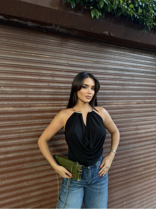 Siyah Boyun Aksesuarlı Bodysuit