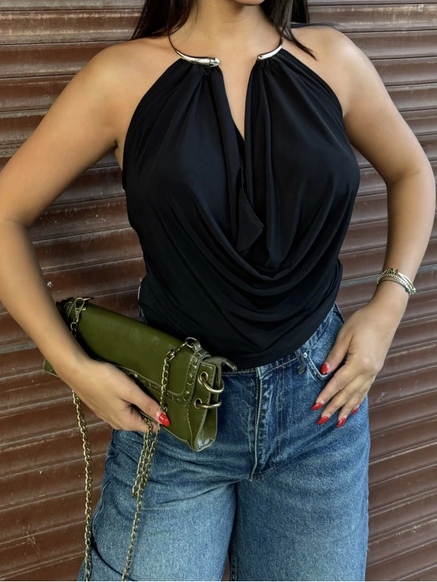 Siyah Boyun Aksesuarlı Bodysuit