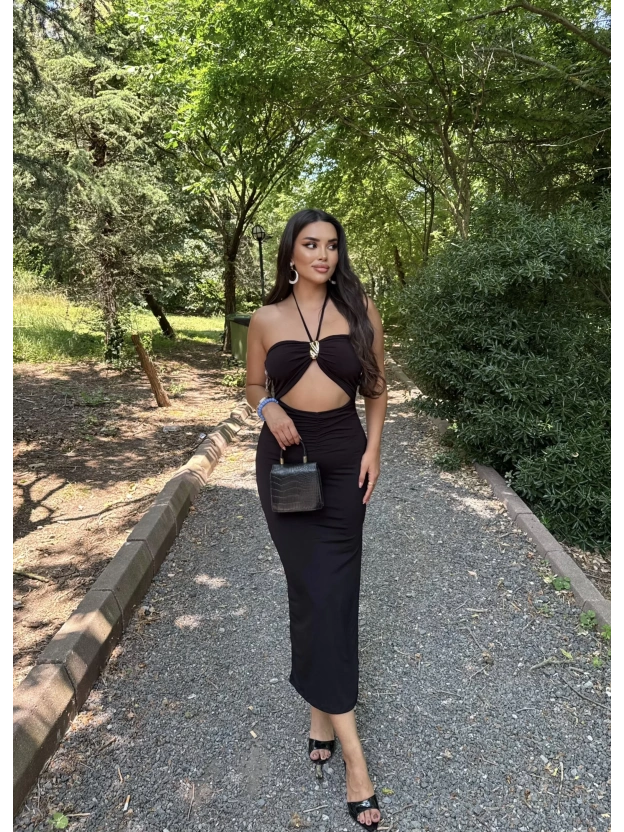 Siyah Boyundan Bağlamalı Dekolteli Uzun Elbise