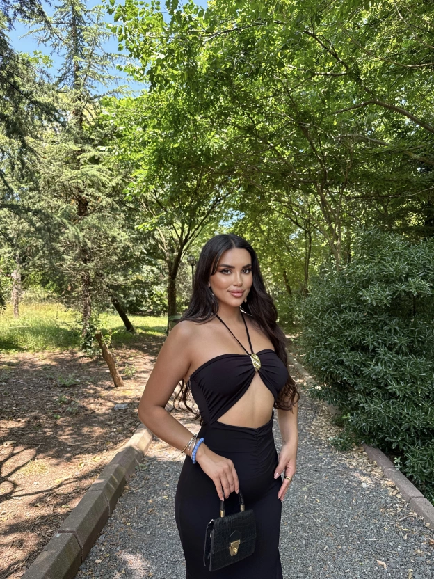 Siyah Boyundan Bağlamalı Dekolteli Uzun Elbise