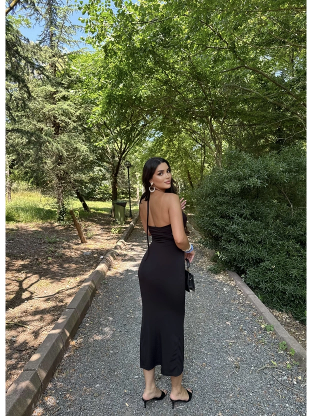 Siyah Boyundan Bağlamalı Dekolteli Uzun Elbise