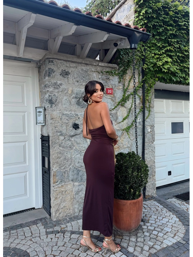 Kahverengi Halter Yaka Aksesuarlı Uzun Elbise