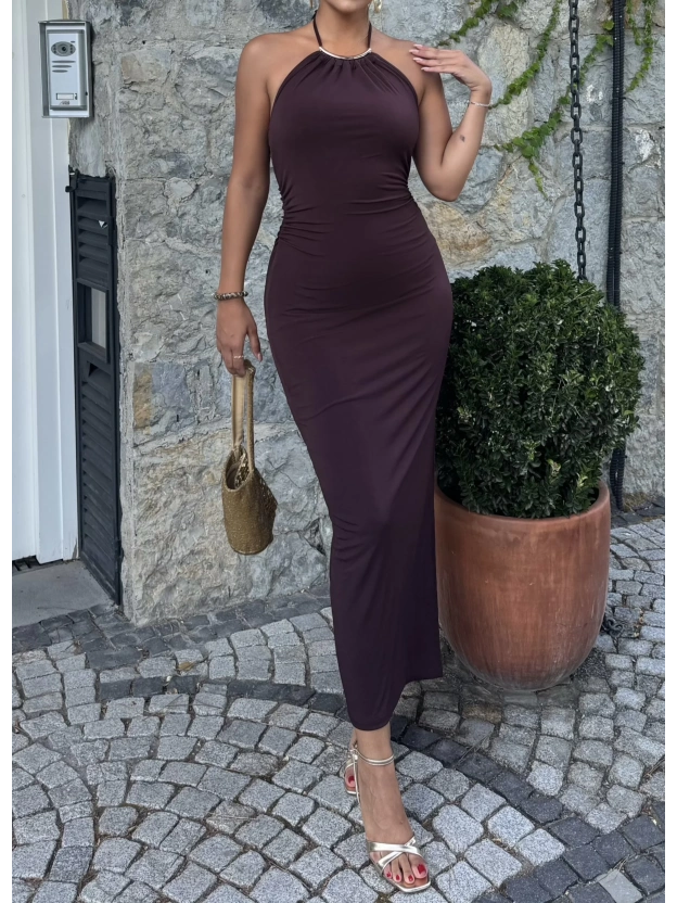 Kahverengi Halter Yaka Aksesuarlı Uzun Elbise