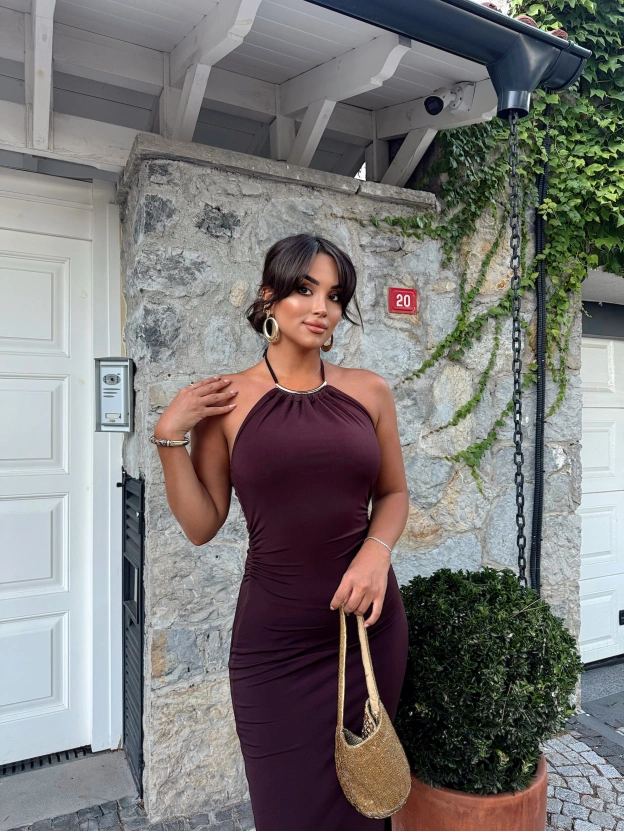 Kahverengi Halter Yaka Aksesuarlı Uzun Elbise