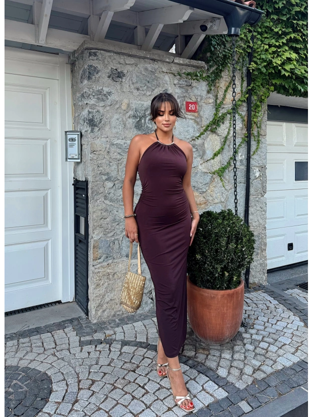 Kahverengi Halter Yaka Aksesuarlı Uzun Elbise