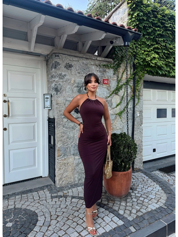Kahverengi Halter Yaka Aksesuarlı Uzun Elbise