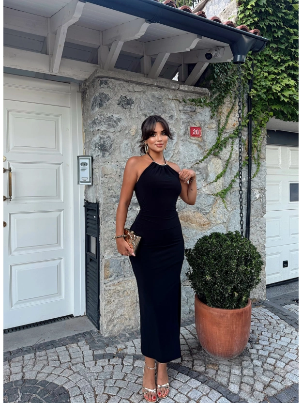 Siyah Halter Yaka Aksesuarlı Uzun Elbise